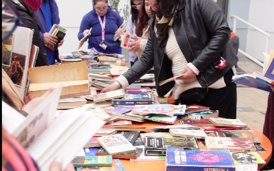 Dándoles una segunda vida: Liberación de libros en el Centro Bibliotecario
