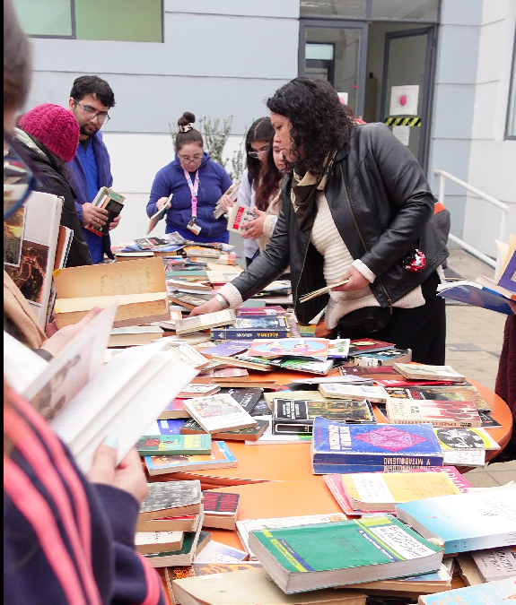 Dándoles una segunda vida: Liberación de libros en el Centro Bibliotecario